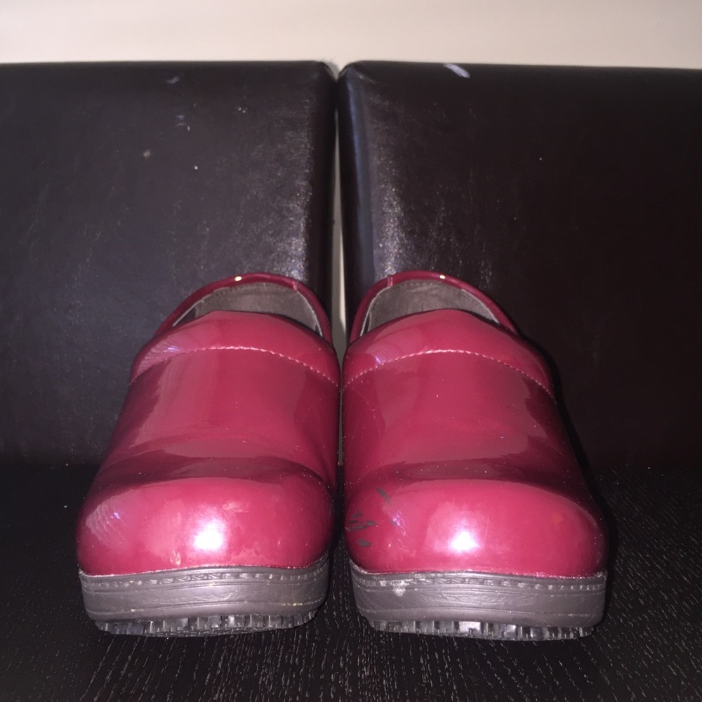 Burgundy clogs top crew size 6